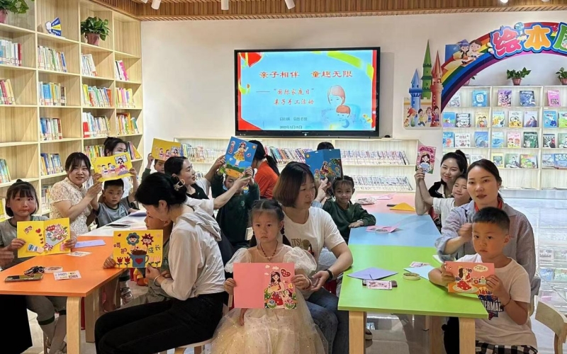 郧西县图书馆举办“亲子相伴 童趣无限”亲子手工活动。周红琴摄