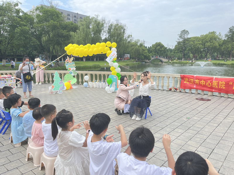 活動現場孩子們一起表演“花園種花”手勢舞。