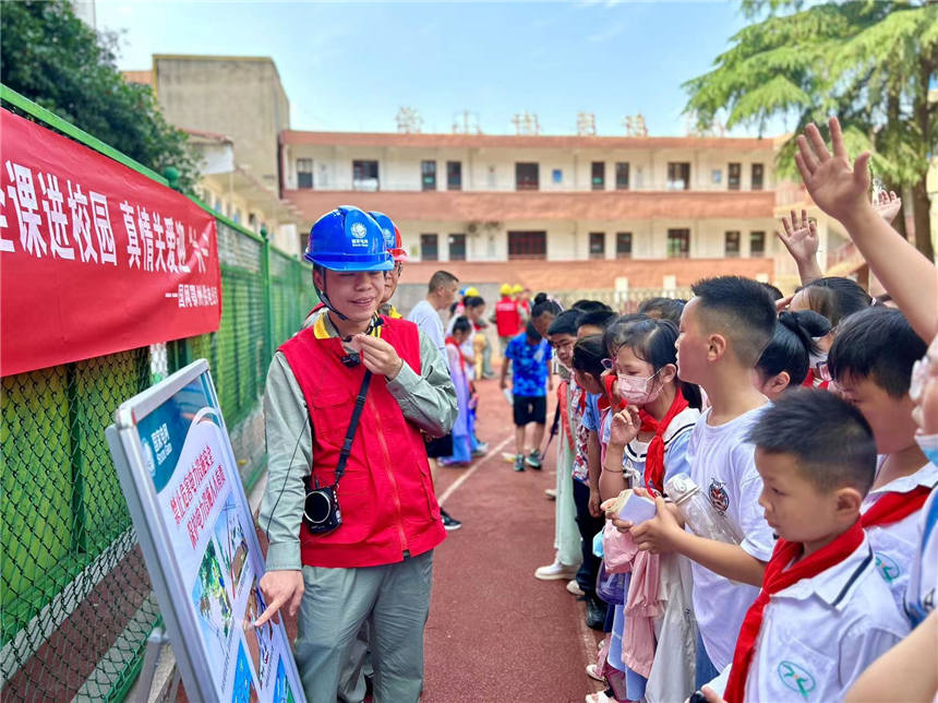 供电人员结合宣传展板讲解用电安全知识。孟长生摄