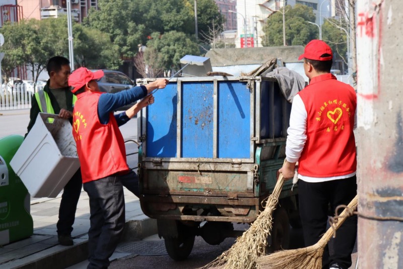 “紅帽子”志願服務者們清理垃圾