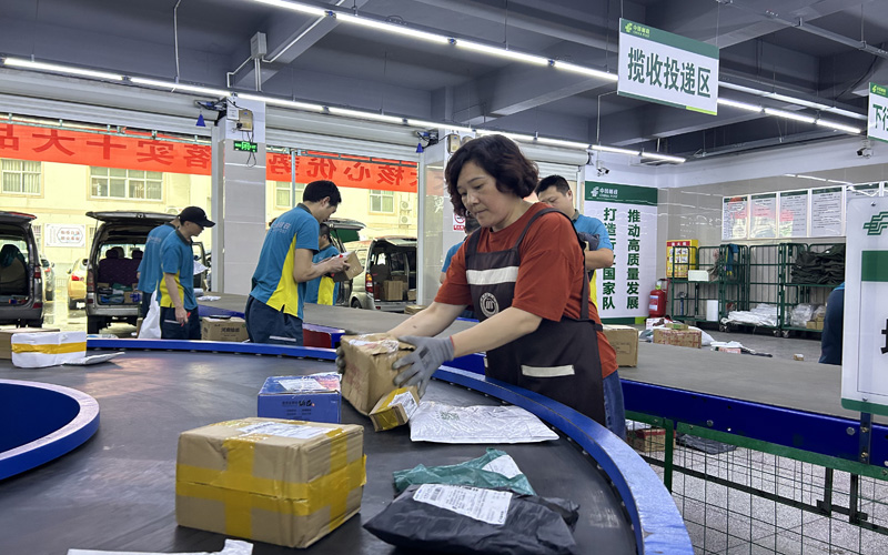 湖北巴東：“小包裹”傳遞大民生