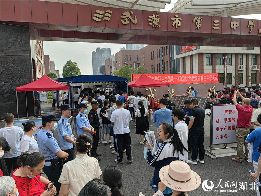 武汉市第三中学考点，考生集中进入考场。人民网记者 郭婷婷摄