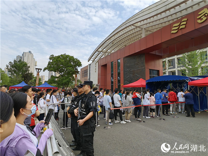 武漢市第三中學考點外，大量公安特警現場巡查，高規格護考。人民網記者 郭婷婷攝