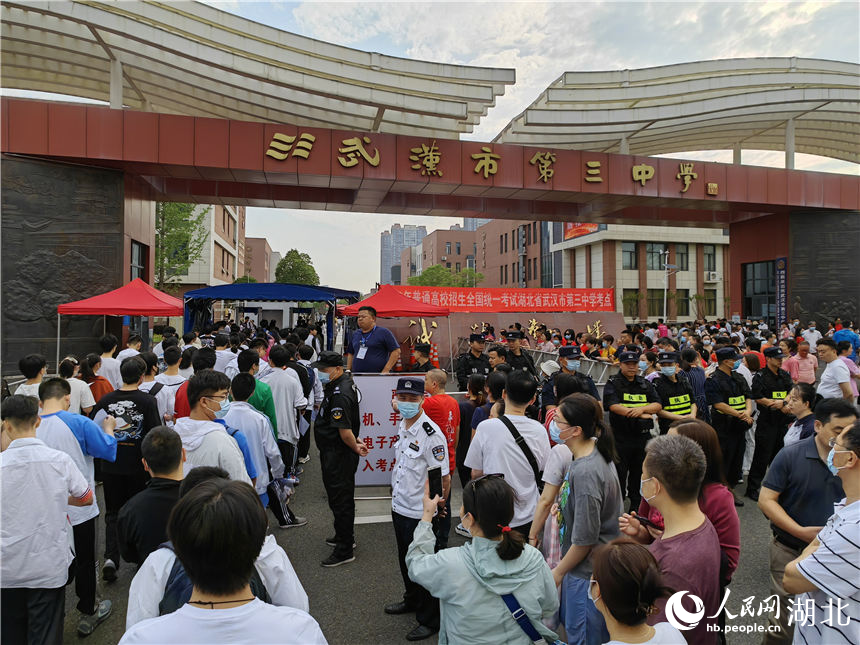 武汉市第三中学考点，考生集中进入考场。人民网记者 郭婷婷摄