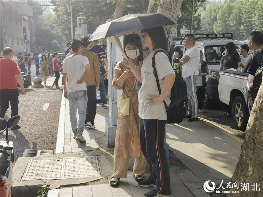 在武漢市第二十六中學考點，考生爭分奪秒復習。人民網記者 周雯攝