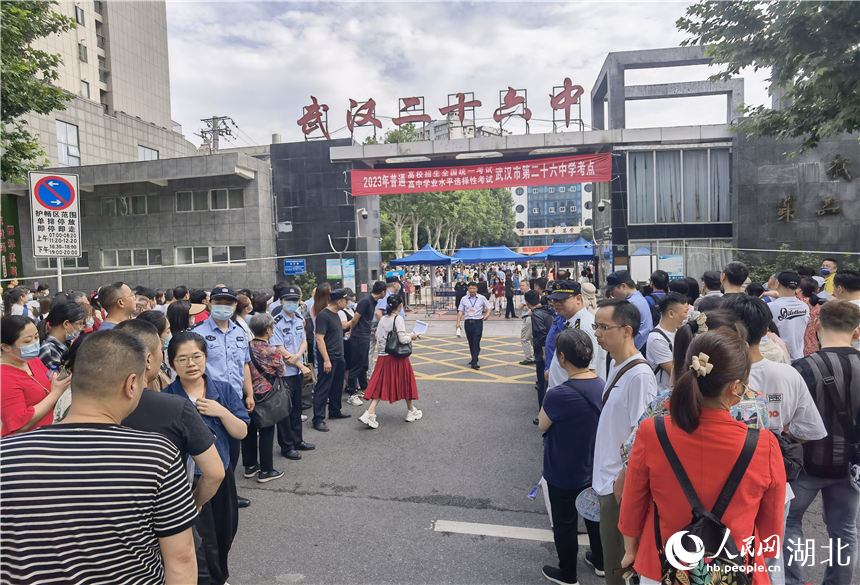 在武汉市第二十六中学考点，考生有序进入考场。人民网记者 周雯摄