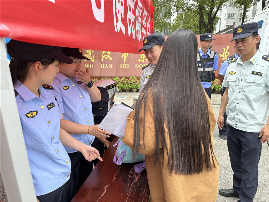 武汉东湖西湖长青街路长助学子赴考【6】