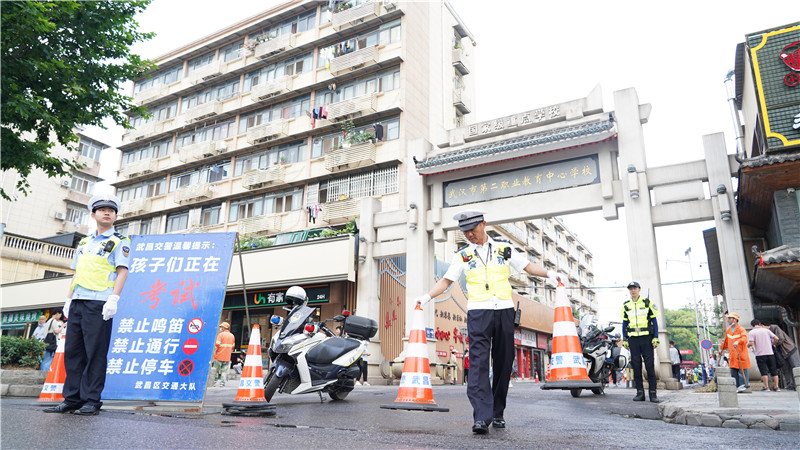 武昌交警摆放交通设施。