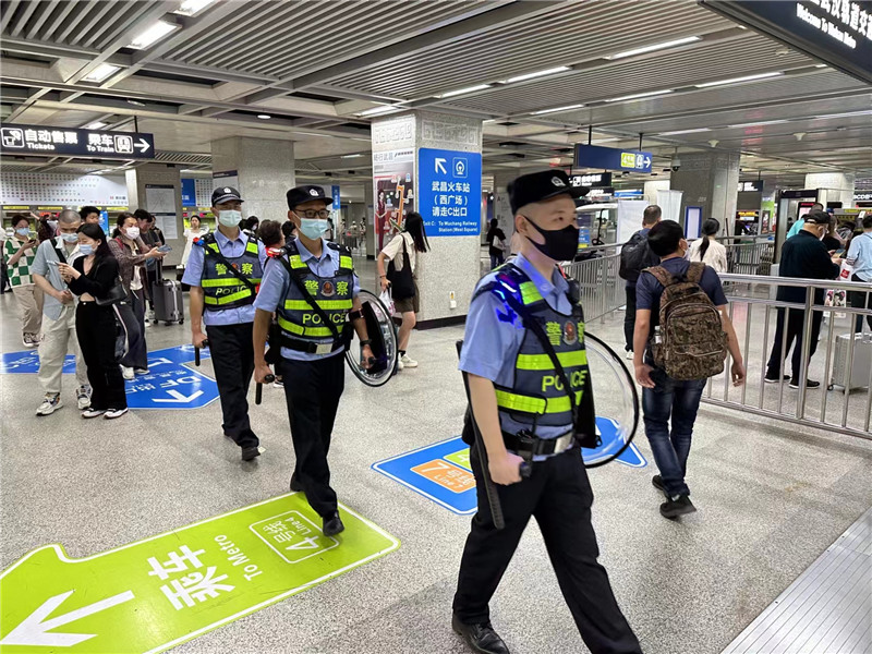 軌道民警輔警在地鐵開展巡邏檢查。