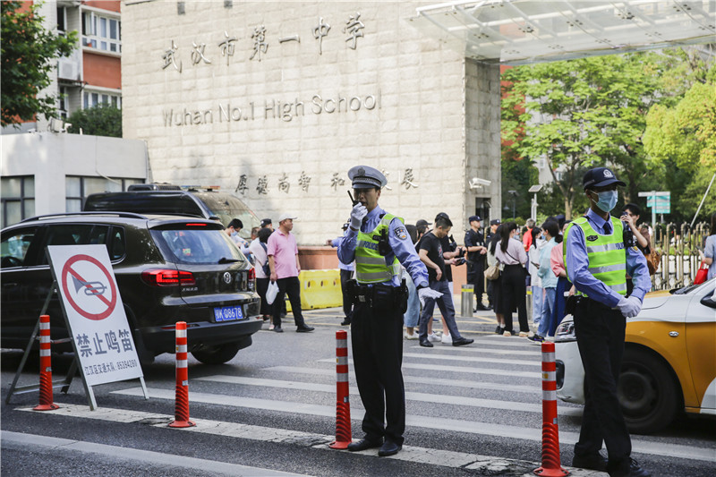 江汉民警在市一中考点外执勤。
