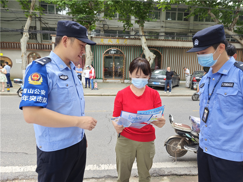 青山民警在陪考家长中进行反诈测试。