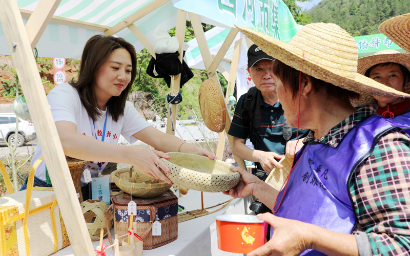 村民参观购买特色农副产品