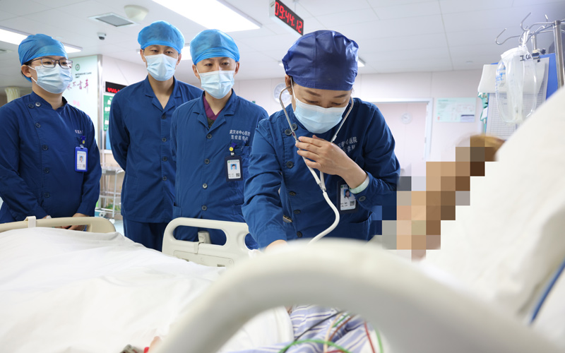 重症醫學科主任喻莉查看病人恢復情況