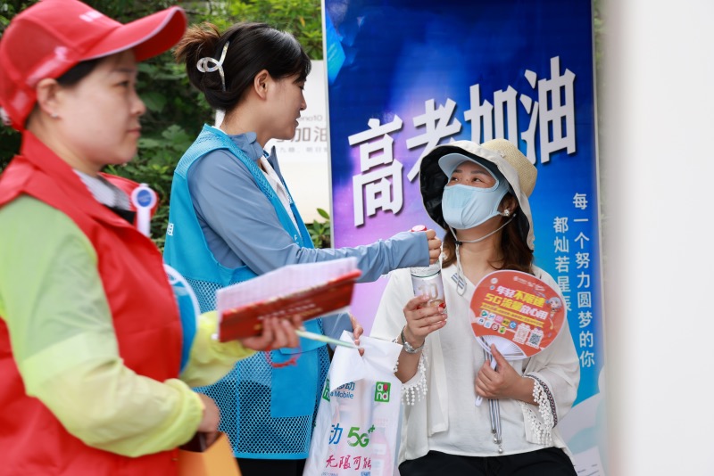 湖北移動志願者為等候在考場外的家長提供愛心服務