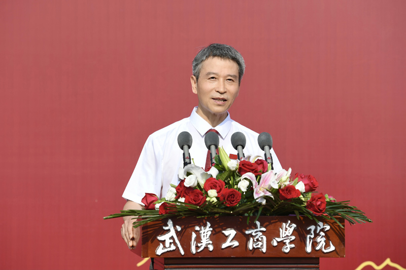 武汉工商学院校长在毕业典礼上的致辞 学生频频“叫好”-环球热点评