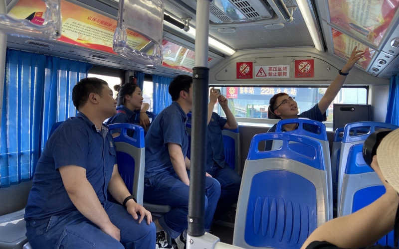 恩施卷烟厂职工乘坐“劳模号”公交车。