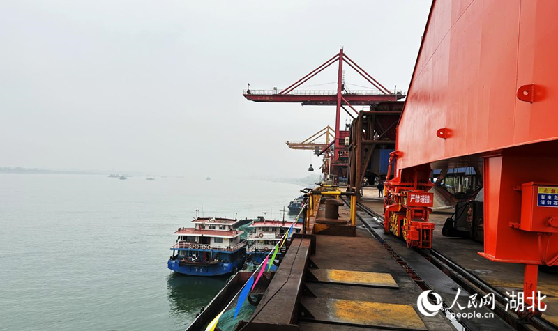 從江蘇江陰港駛來的滿載礦石的貨輪停靠在荊州旺港碼頭等待卸貨，再裝火車轉鐵路駛往陝西漢中。人民網記者 周恬攝