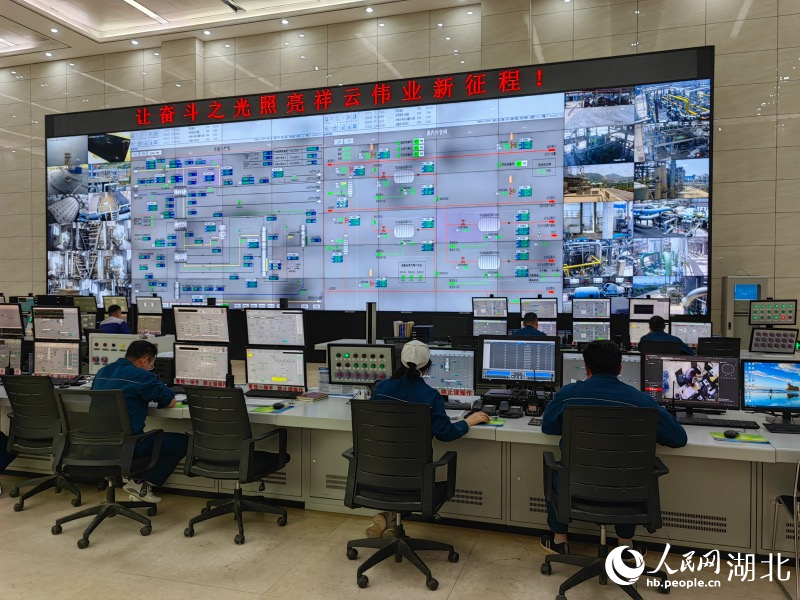 湖北祥雲的中央控制室，採用遠程控制操作生產。人民網記者 郭婷婷攝