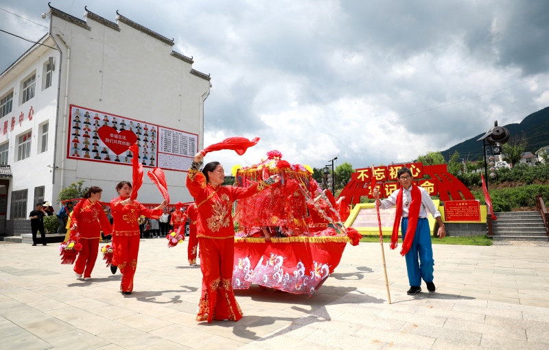 秦古镇文化志愿者团队在秦家坪村广场演唱“花鼓船歌”