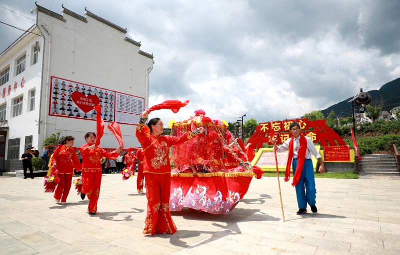 秦古鎮文化志願者團隊在秦家坪村廣場演唱“花鼓船歌”