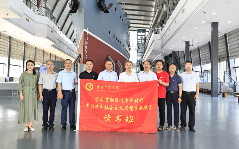 读书班一行参观学习后在现场合影。孙欢欢摄