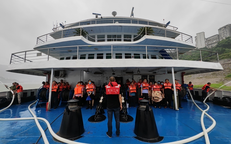 宜昌海事局组织开展省际旅游客船应急处置演练。
