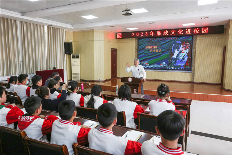 廉政文化进校园。