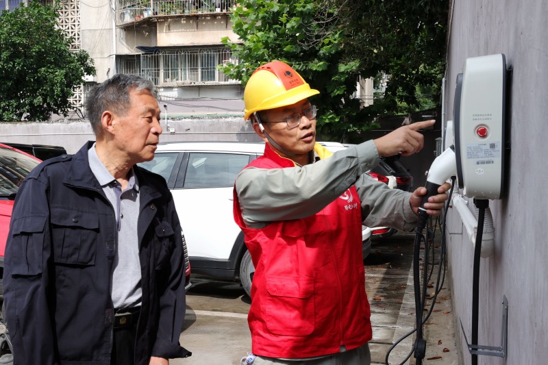 6月19日，湖北荆州供电公司员工正在检查新能源汽车充电接口。周志勇摄