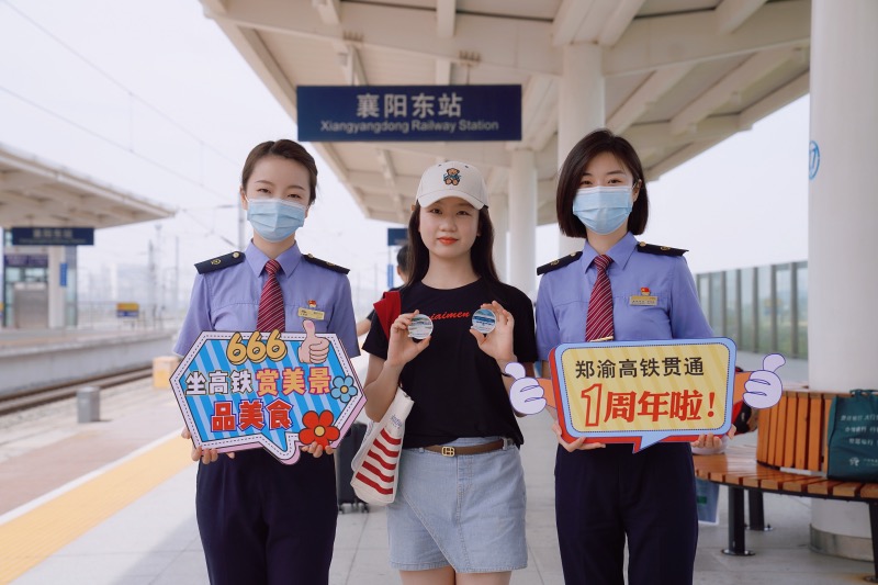 襄阳东站候车室开展郑渝高铁开通一周年纪念活动。李涛摄