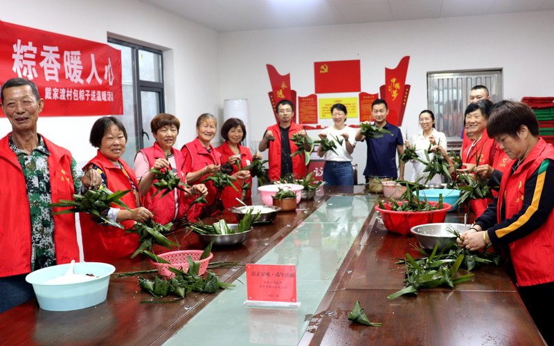“包粽子送温暖”活动现场