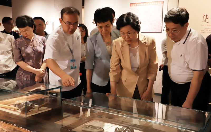 与会人员逐一观展。