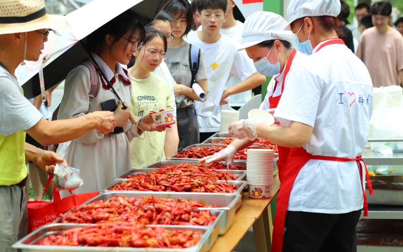 武漢輕工大學梅花餐廳工作人員在為學生打包龍蝦。陳卓琳 攝