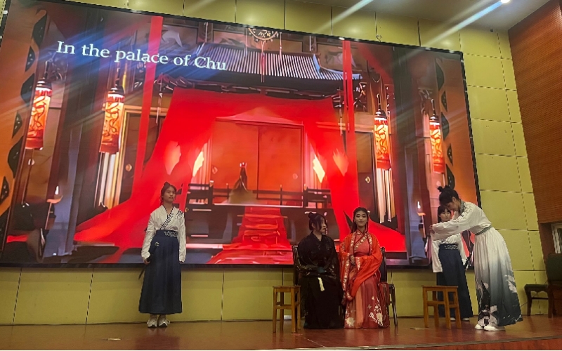 武漢輕工大學外國語學院學生在表演戲劇《屈原》。趙玲攝