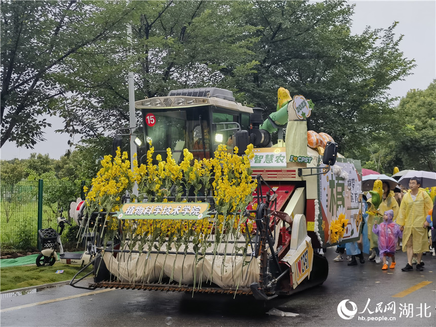 农机毕业巡游。人民网 周雯摄