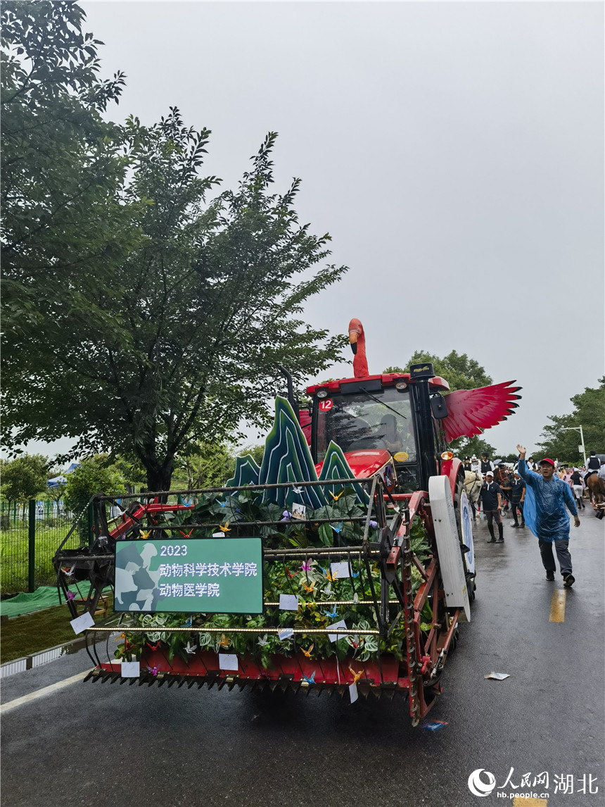 農機巡游。人民網 周雯攝