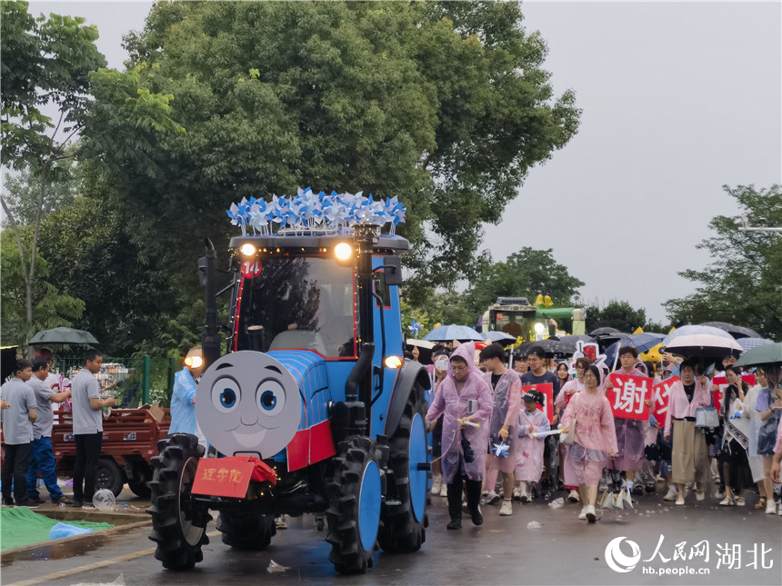 學生精心打扮的“托馬斯”農機亮相。人民網 周雯攝