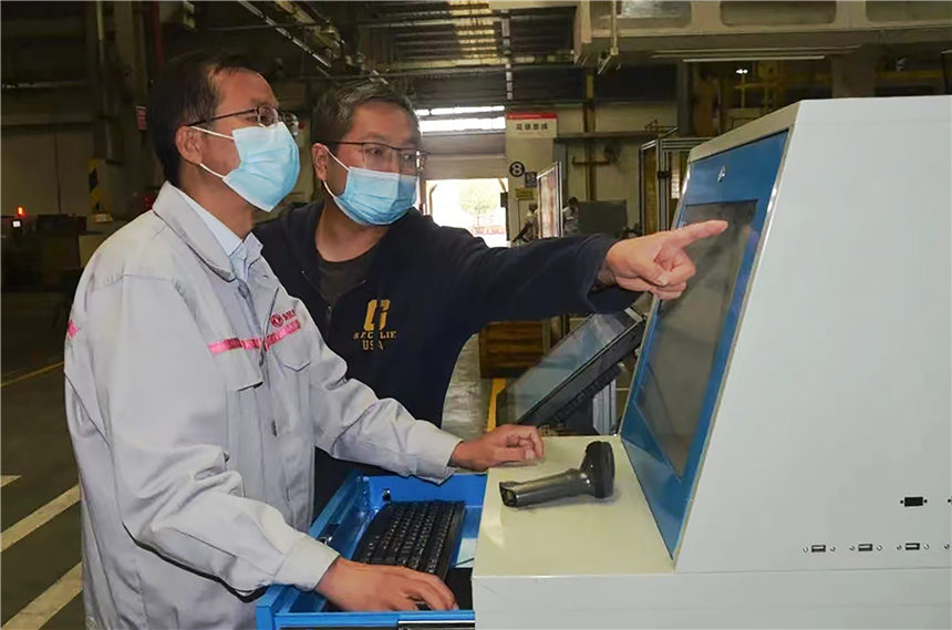 东风汽车底盘系统工作人员通过智能化设备进行日常工作