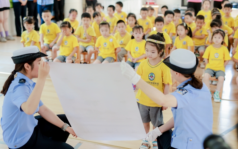 民警送安全进校园