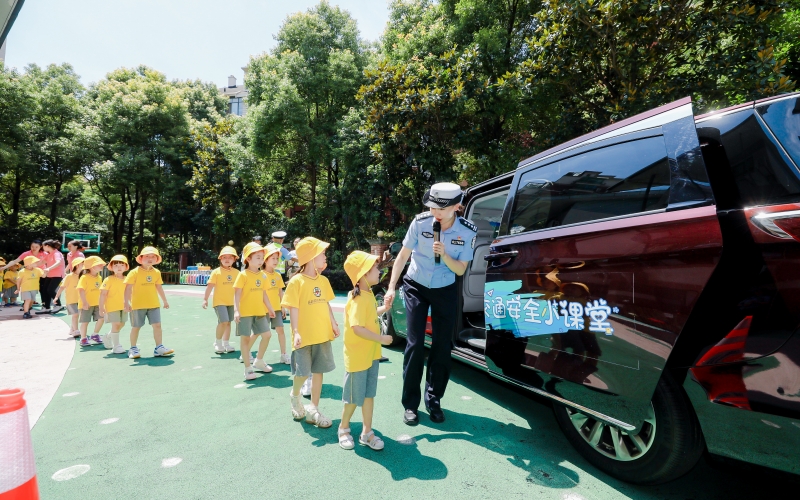 民警送安全进校园