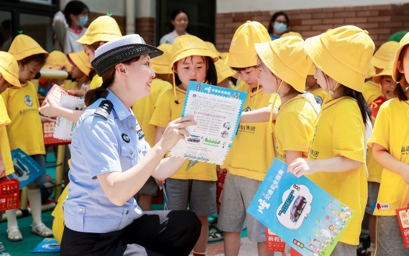 民警送安全进校园