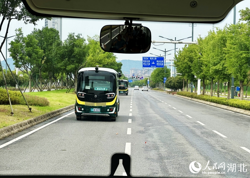 在武漢經開區無人駕駛巴士隨處可見。人民網記者 張沛攝