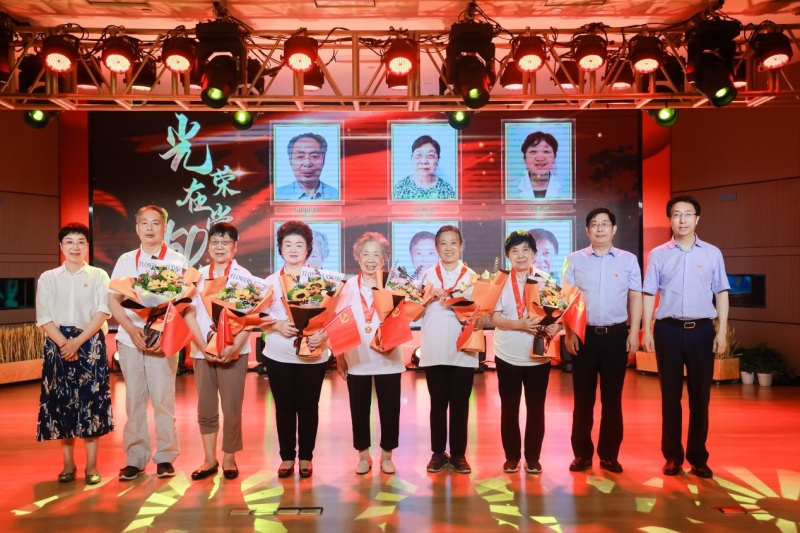 武汉市第一医院老党员获颁发“光荣在党50年”纪念章