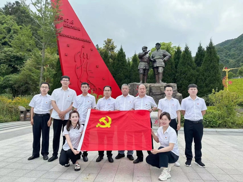 中國一冶科工黨員同志以多種形式慶祝黨的生日