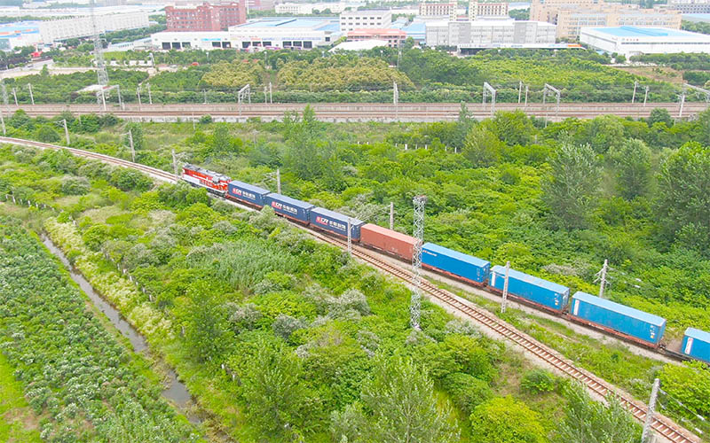 整装待发的中欧班列。丁旭摄