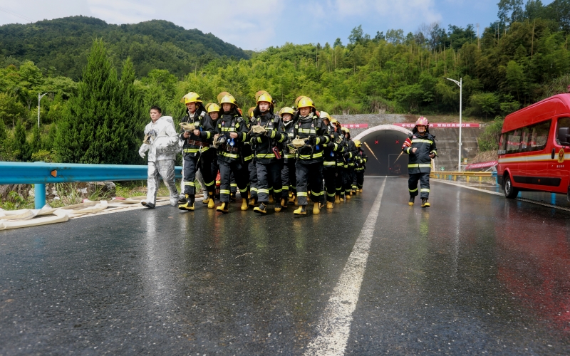 湖北开展高速公路隧道灾害事故处置跨区域实战演练。