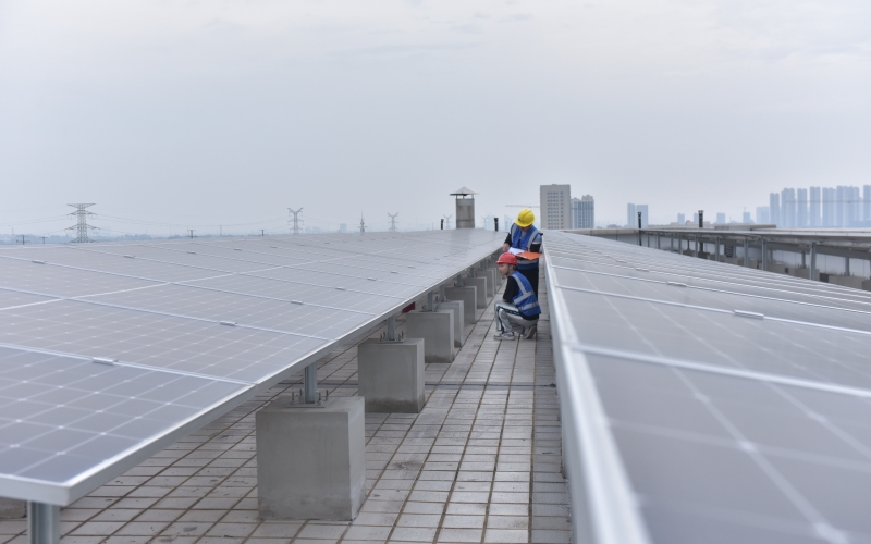 湖北移动襄阳云计算中心技术人员对电力系统进行巡检维护。