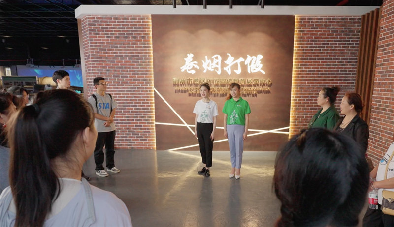 邀請零售客戶、社區工作者、高校師生參觀荊州市卷煙打假宣傳教育展示中心。