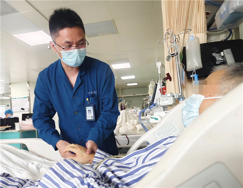 重症医学科医生查看患者恢复情况