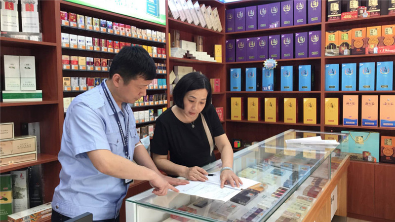 专卖人员向零售客户讲解延续的相关规定及政策。