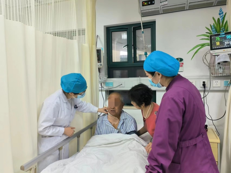 黄小妹主任医师查看患者术后恢复情况